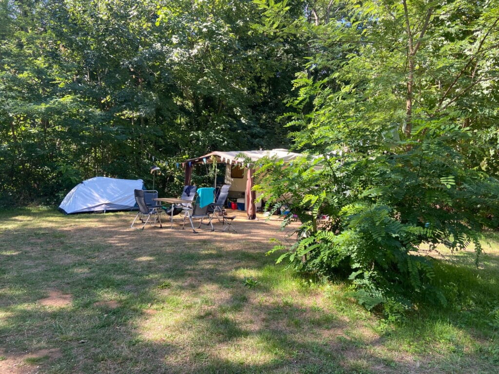 Camping 5 étoiles Château de Chanteloup : emplacement zone BOIS, B02