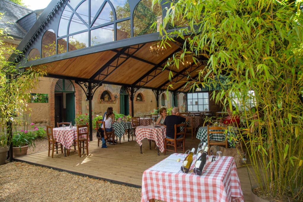 Camping 5 étoiles Château de Chanteloup : services, halle du restaurant