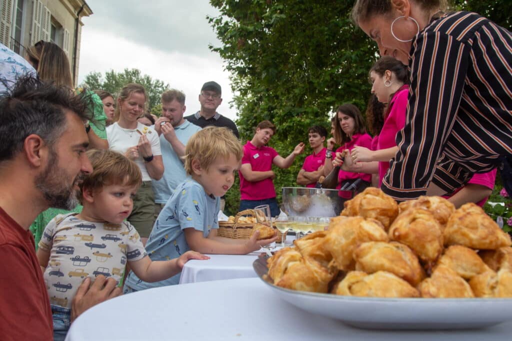 Camping 5 étoiles Château de Chanteloup : aperitif du 14 juillet