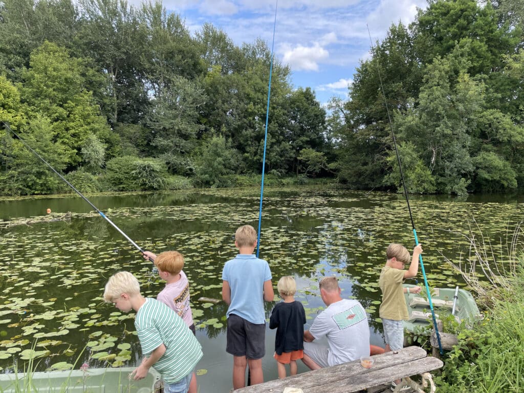 Camping 5 étoiles Château de Chanteloup : animation Kids Club concours de pêche