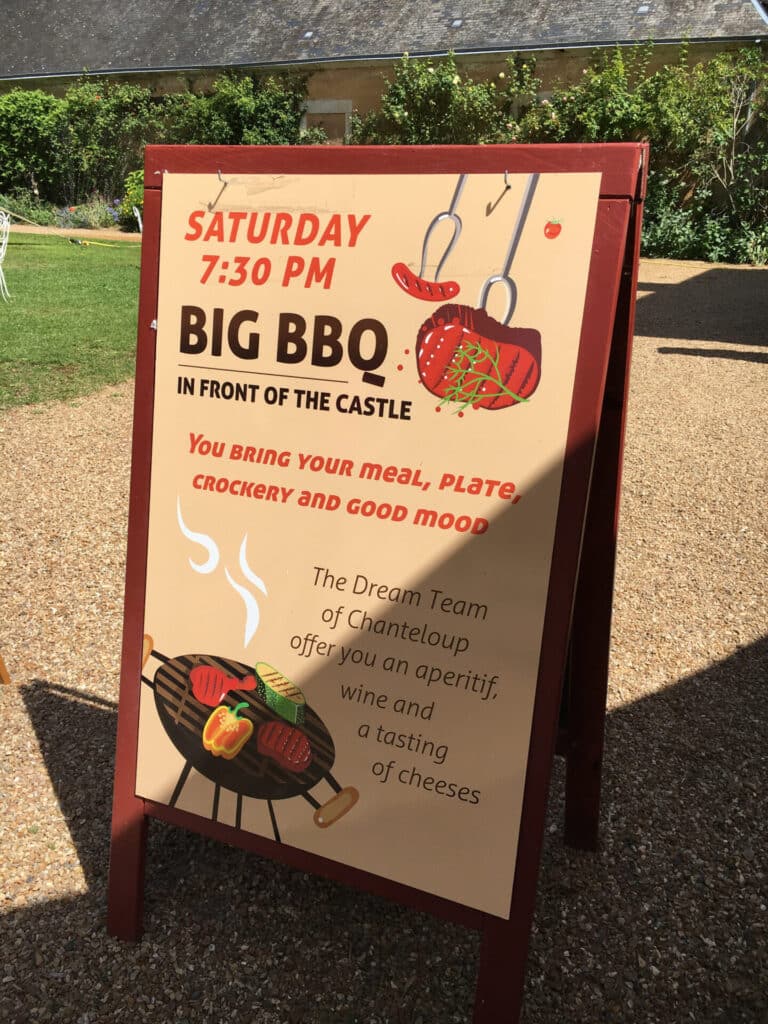Camping 5 étoiles Château de Chanteloup : panneau animation grand BBQ samedi soir en haute saison