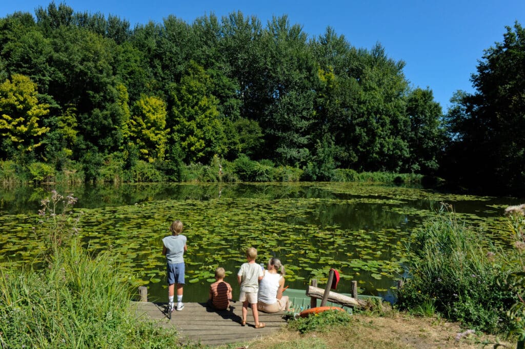 Camping 5 étoiles Château de Chanteloup : animation Kids Club concours de pêche en famille