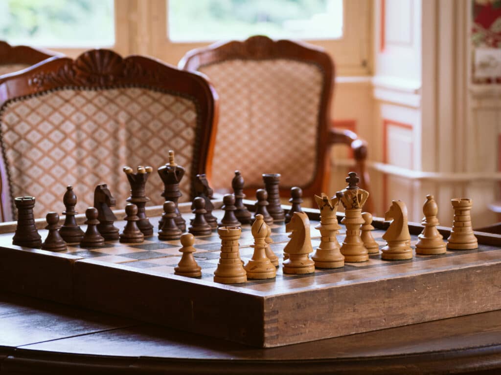 Camping 5 étoiles Château de Chanteloup : jeu echecs salon de jeux