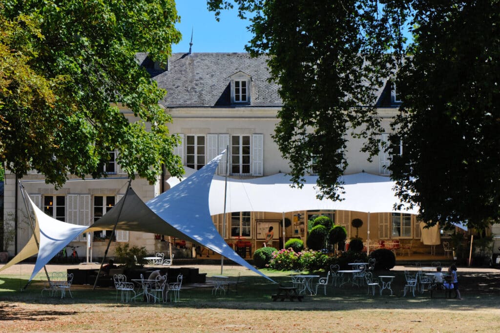 Camping 5 étoiles Château de Chanteloup : terrasse et lounge devant le chateau