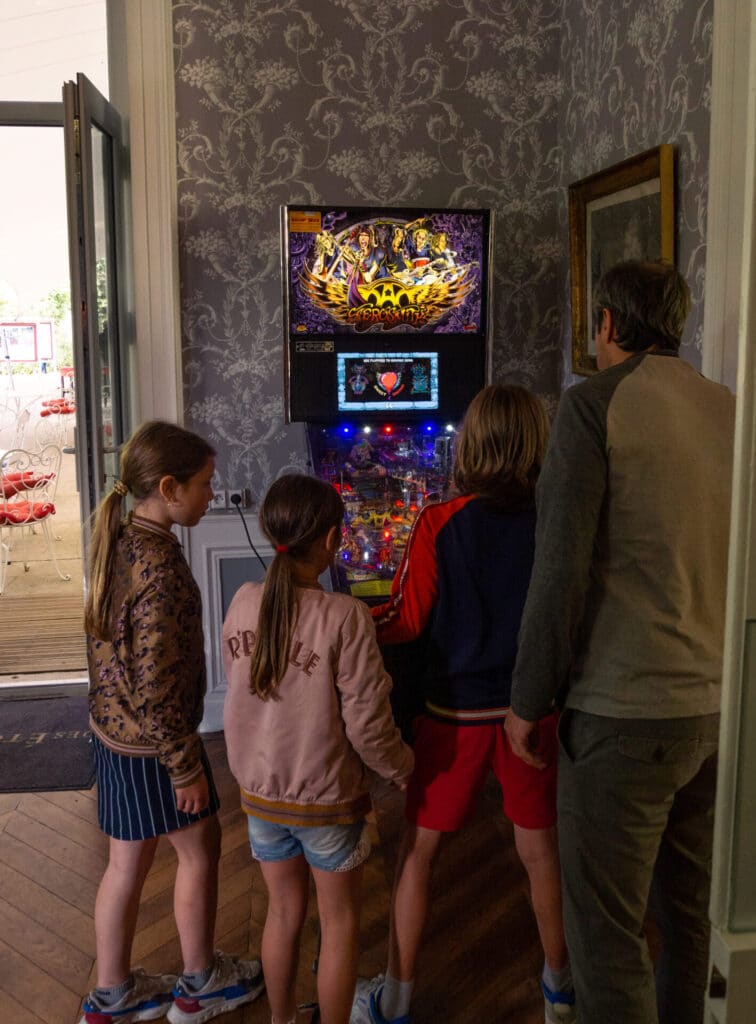 Camping 5 étoiles Château de Chanteloup : activité salle de jeux flipper