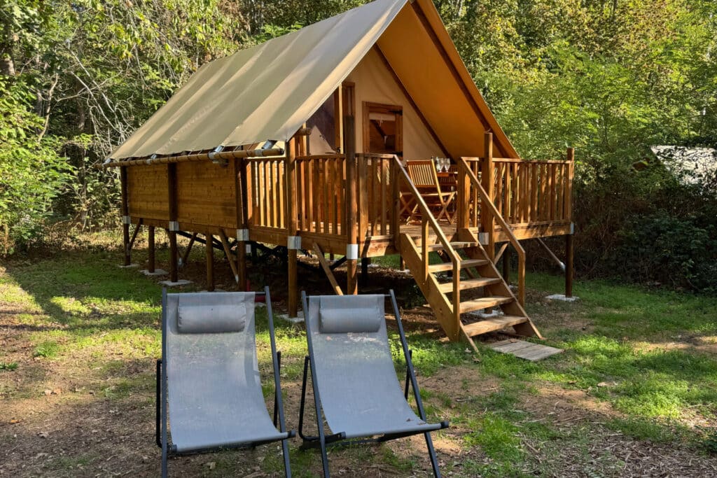 Camping Chateau De Chanteloup : Glamping Pilotis Zone Pommier Camping Castels Chateau De Chanteloup Ext